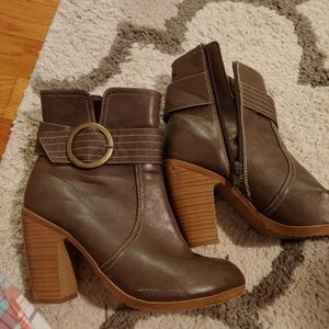 Green tint ankle boot woth buckle